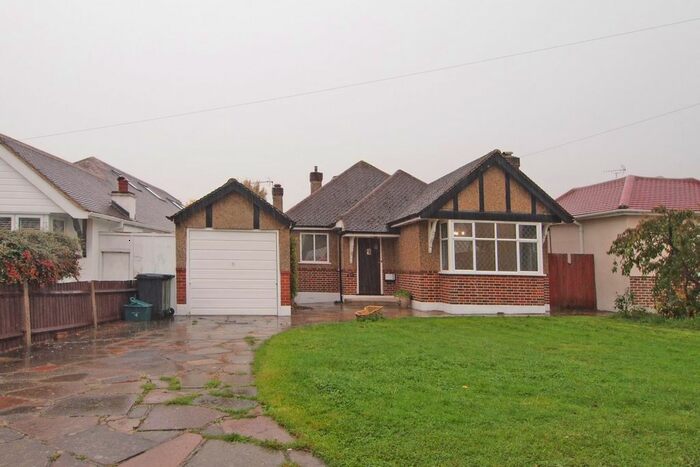 4 Bedroom Bungalow To Rent In The Warren, Worcester Park, Surrey KT4