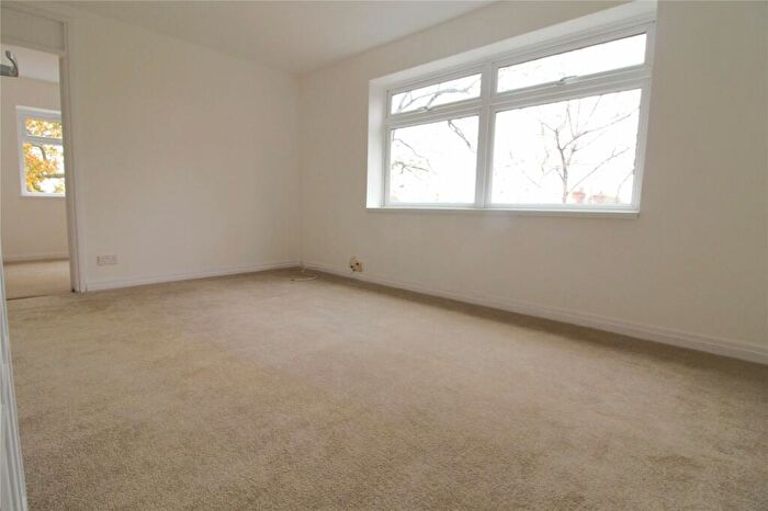 1 Bedroom Apartment For Sale In Waverley Road, Enfield, Middlesex, EN2