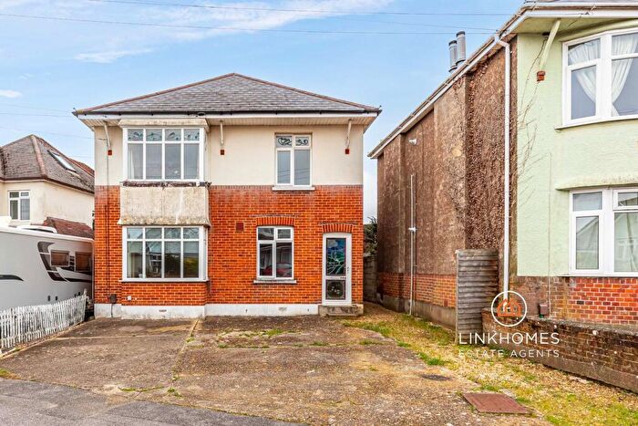 2 Bedroom Apartment For Sale In Howeth Road, Bournemouth, BH10