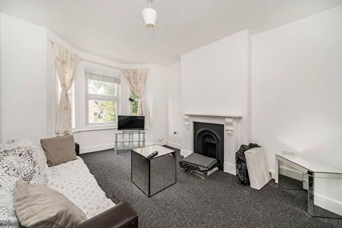 2 Bedroom Flat To Rent In Acton Lane, Acton, W3