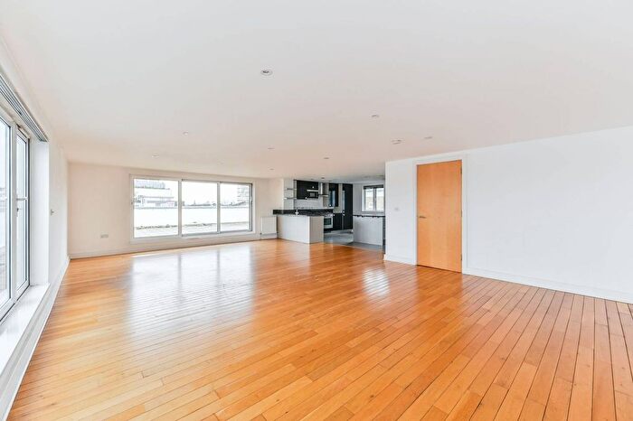 2 Bedroom Flat To Rent In Stane Grove, Clapham, London, SW9