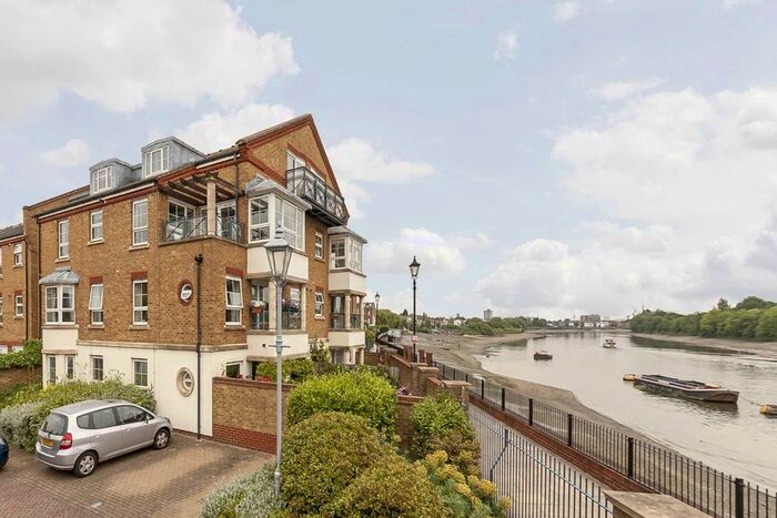 3 Bedroom Flat To Rent In Russell Close, London, W4