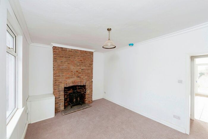 3 Bedroom End Of Terrace House For Sale In Cemetery Road, Jump, Barnsley, S74