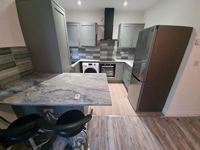 2 Bedroom Flat To Rent In Oakwood Drive, Leeds, LS8