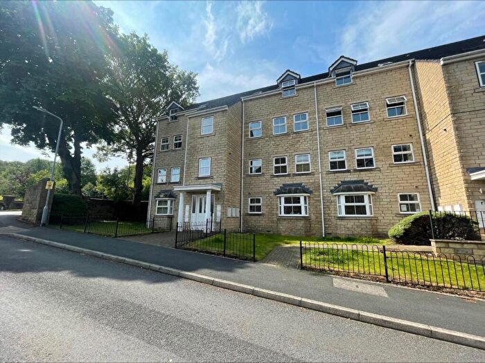 3 Bedroom Flat To Rent In Navigation Drive, Bradford, West Yorkshire, BD10