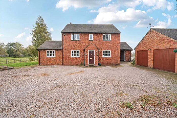 4 Bedroom Detached House For Sale In Puxley Road, Old Stratford, MK19