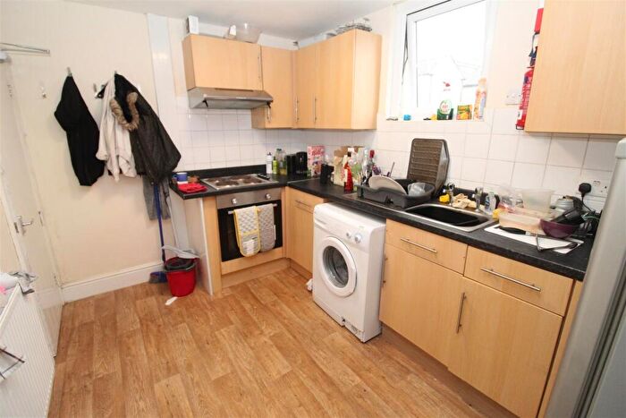 3 Bedroom Flat To Rent In Crwys Road, Cathays, Cardiff, CF24