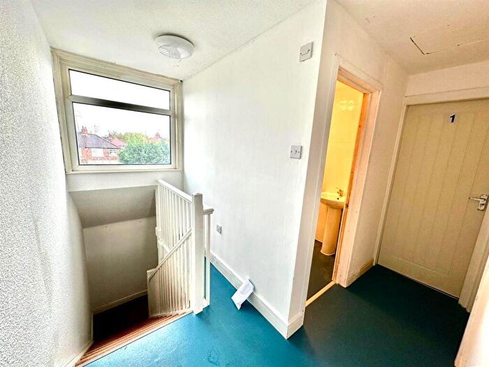1 Bedroom Flat To Rent In Hollinwood Avenue, Manchester, M40