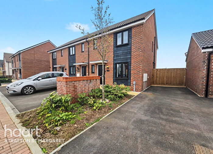 3 Bedroom End Of Terrace House For Sale In Brimstone Road, Swindon, SN3