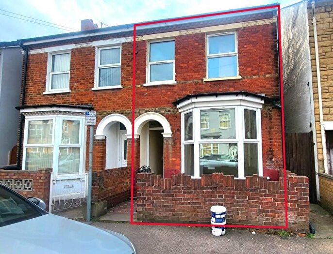 3 Bedroom Semi Detached House To Rent In Victoria Road, Bedford, MK42