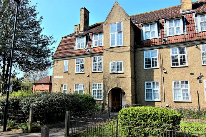 3 Bedroom Flat To Rent In Topham Square, London, N17