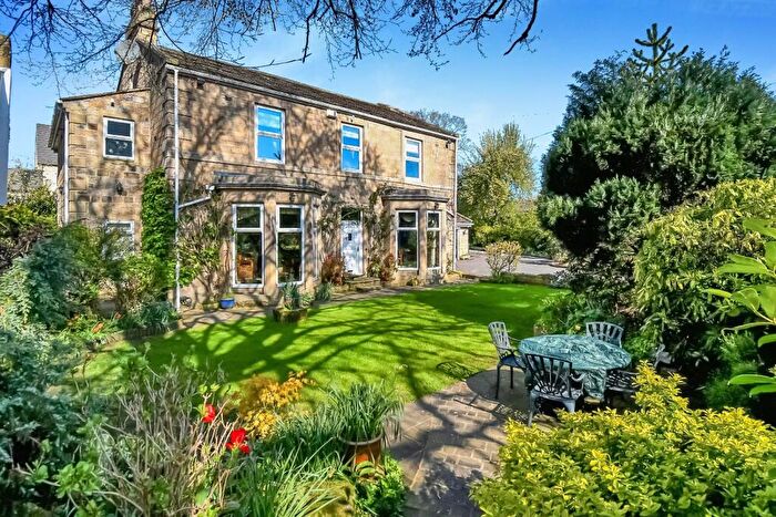 4 Bedroom Detached House For Sale In Brookhouse Gardens, Apperley Bridge, BD10