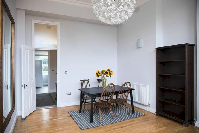 3 Bedroom Flat To Rent In Hewlett Road, Victoria Park, London, E3
