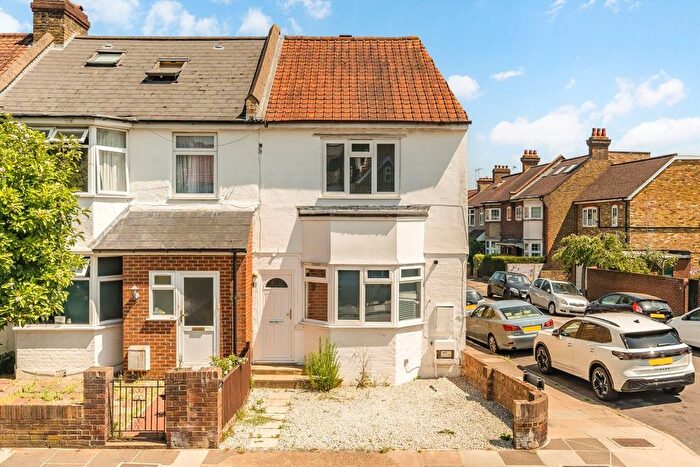 3 Bedroom Property To Rent In Manor Grove, Richmond, TW9