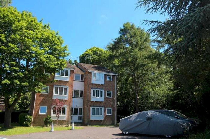 Apartment To Rent In Holly Drive, Waterlooville, Hampshire, PO7