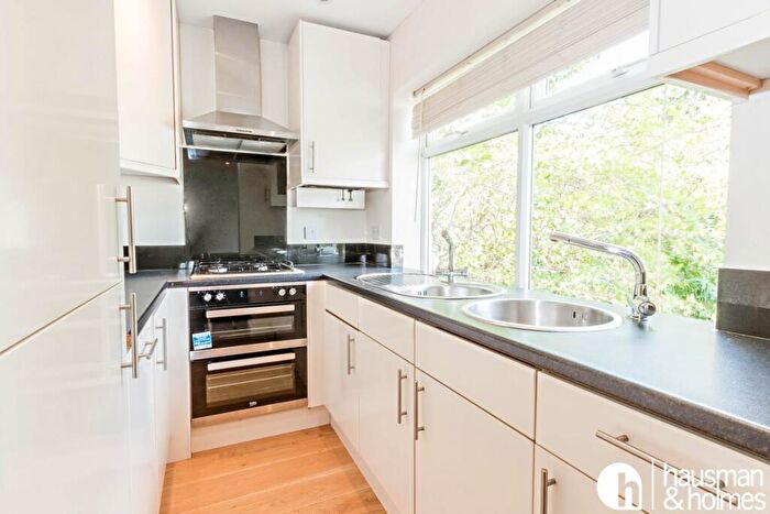 3 Bedroom Flat To Rent In Garrick Avenue, Golders Green, NW11