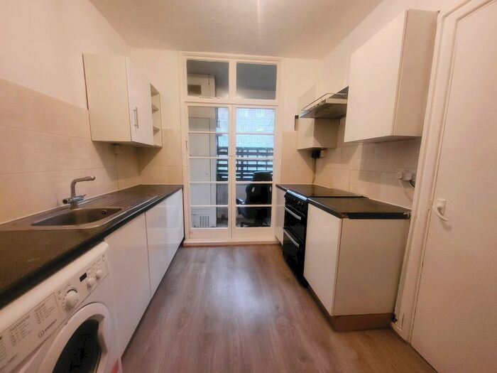 2 Bedroom Flat To Rent In Iron Mill Road, Wandsworth, SW18