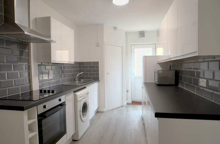 5 Bedroom Semi-Detached House To Rent In Hillside, Brighton, BN2