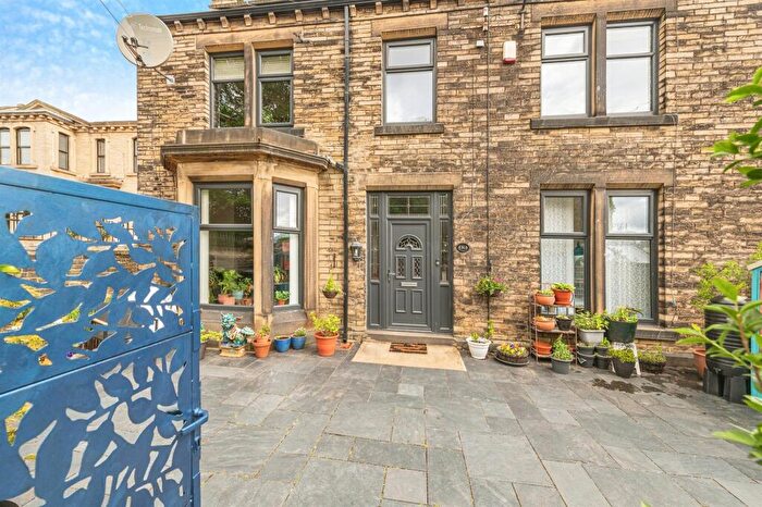 4 Bedroom Semi Detached House For Sale In Whitcliffe Road, Cleckheaton, BD19
