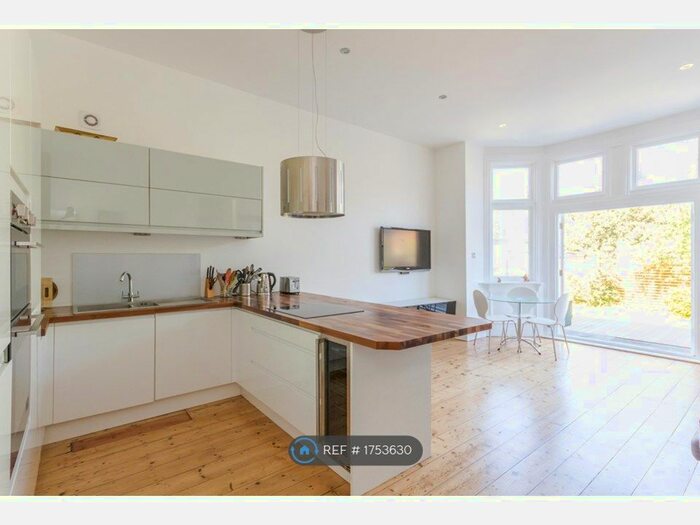 3 Bedroom Flat To Rent In Oakdale Road, London, SW16