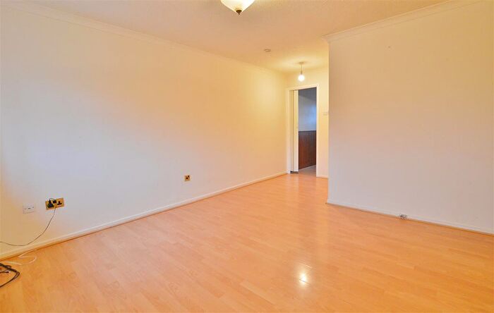 1 Bedroom Flat For Sale In Fotheringay Gardens, Cippenham, Slough, SL1