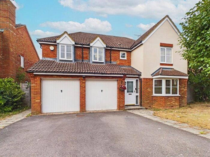 5 Bedroom Detached House For Sale In Farriers Close, Bramley, RG26