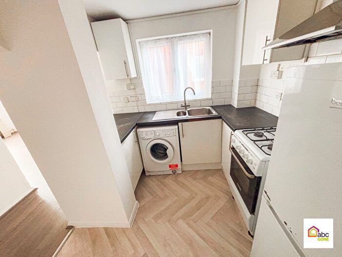 1 Bedroom Flat To Rent In Express Drive, Goodmayes, Essex, Qq, Uk, IG3