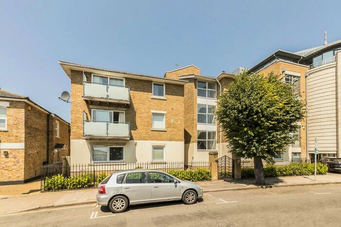 2 Bedroom Flat To Rent In Hartfield Crescent, London, SW19