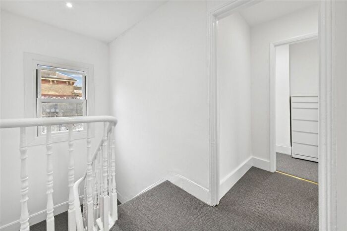 3 Bedroom Flat To Rent In Queenstown Road, London, SW8