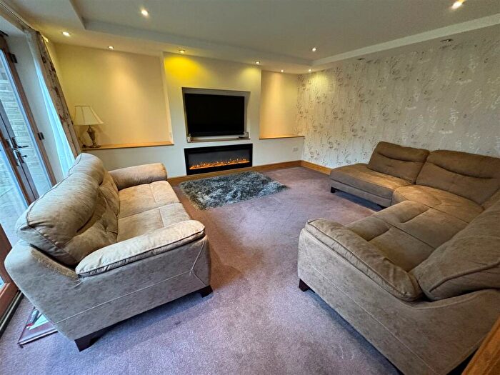 4 Bedroom Detached House For Sale In Reva Syke Road, Clayton, Bradford, BD14