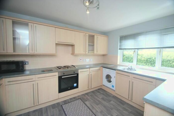 2 Bedroom Flat To Rent In Queens Court, Mount Pleasant Road, Pudsey, LS28