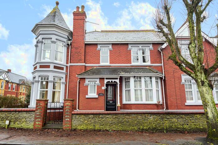 3 Bedroom Semi-Detached House To Rent In The Mall, Old Town, SN1