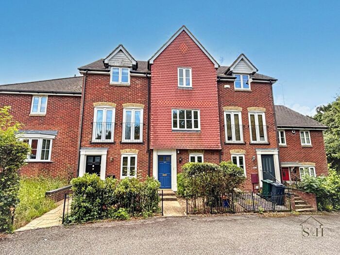 3 Bedroom Terraced House For Sale In Guernsey Way, Kennington, TN24