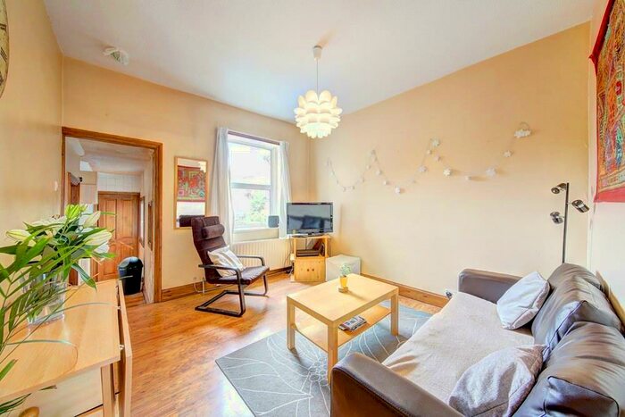 2 Bedroom Apartment To Rent In Northcote Road, SW11