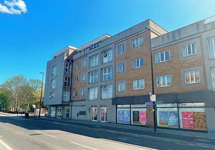 2 Bedroom Flat To Rent In High Street, Central Colliers Wood, SW19