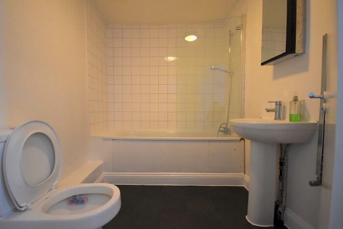 1 Bedroom Flat To Rent In Tooting High Street, London, SW17