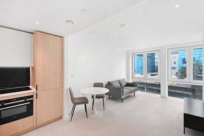 Apartment To Rent In Cendal Crescent London, E1