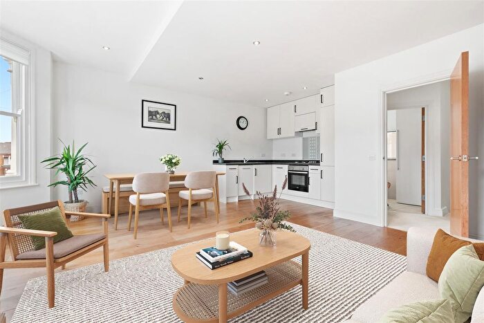3 Bedroom Maisonette For Sale In Balvernie Grove, London, SW18