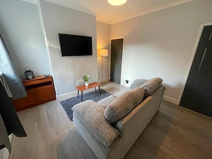 2 Bedroom End Of Terrace House To Rent In Homely Bed Terraced House // Aug, LN5