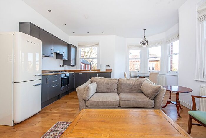 2 Bedroom Flat To Rent In Clevedon Road, Twickenham, TW1
