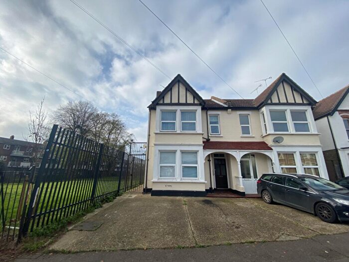 2 Bedroom Flat To Rent In Christchurch Road Southend On Sea, SS2