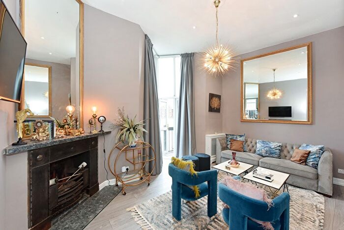 3 Bedroom Flat To Rent In Grosvenor Road, Pimlico, SW1V