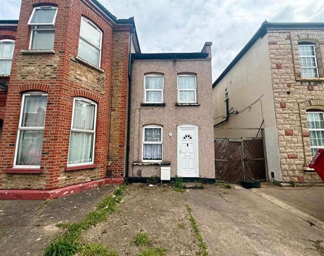 2 Bedroom End Of Terrace House To Rent In Aldborough Road South, Ilford, IG3