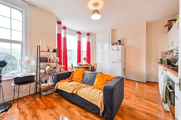 3 Bedroom Maisonette To Rent In Avenue Road, Acton, London, W3