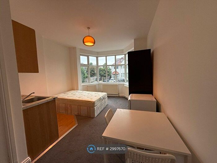 Studio To Rent In Hoop Lane, London, NW11