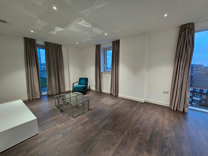 2 Bedroom Flat To Rent In Devan Grove, London, N4