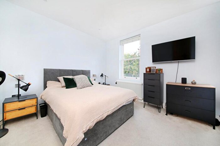 3 Bedroom Terraced House For Sale In Battersea Bridge Road, Battersea Park, SW11