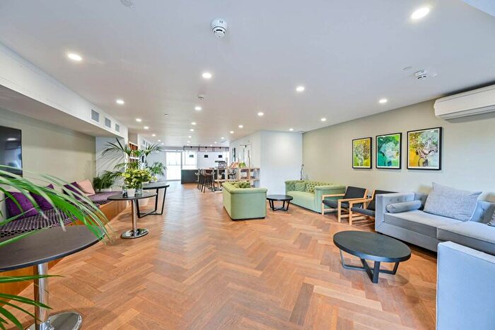 1 Bedroom Flat To Rent In Elephant Road, Elephant And Castle, London, SE17