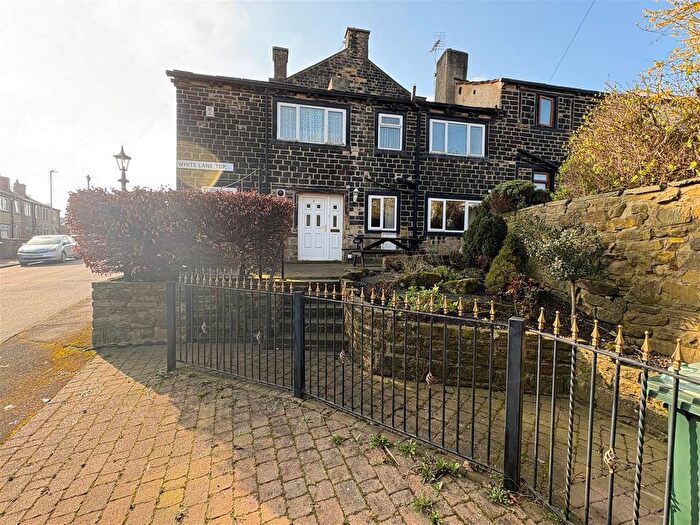 3 Bedroom Cottage For Sale In White Lane Top, Bradford, BD6