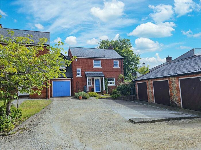 3 Bedroom Link Detached House For Sale In Egmont Mews, Rumbolds Hill, Midhurst, West Sussex, GU29